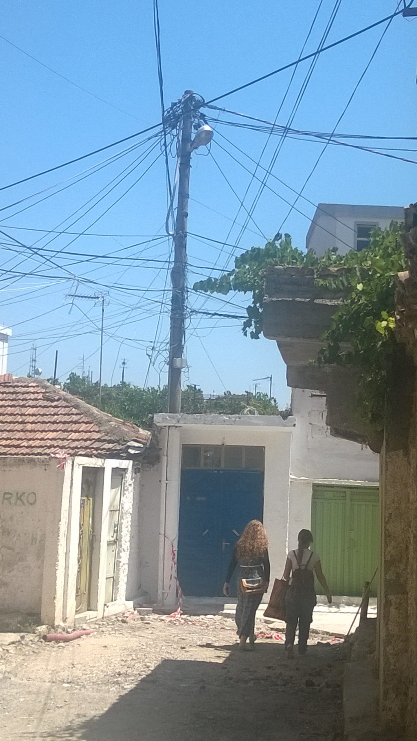 Kabllo e tela pa fund mbi kokat tona, situata prej vitesh nuk merr zgjidhje