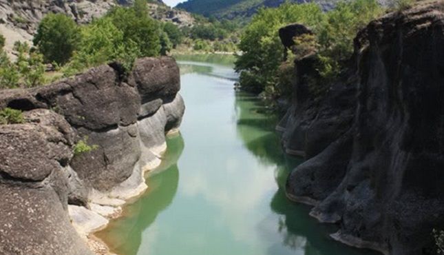 Fatkeqësia e emigrantëve shqiptarë, mbytet në lumë 14 vjeçarja