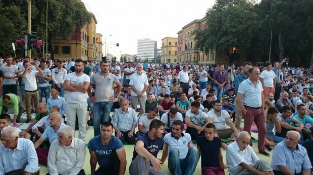 Besimtarët e Tiranës falin edhe këtë Bajram në bulevard