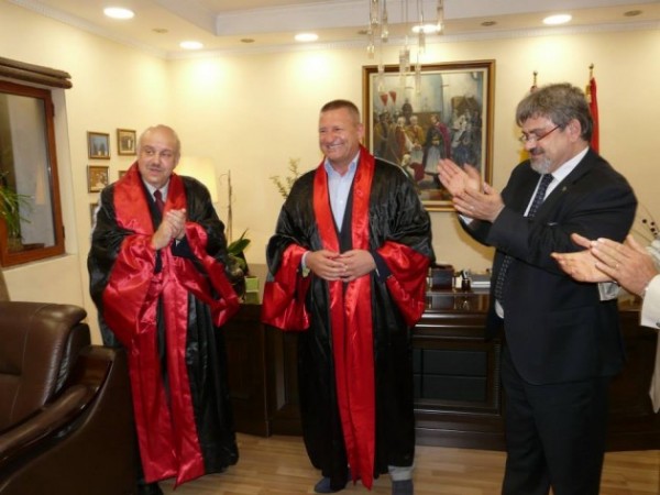 Nard Ndoka “filozof” merr titullin Akademik në Itali