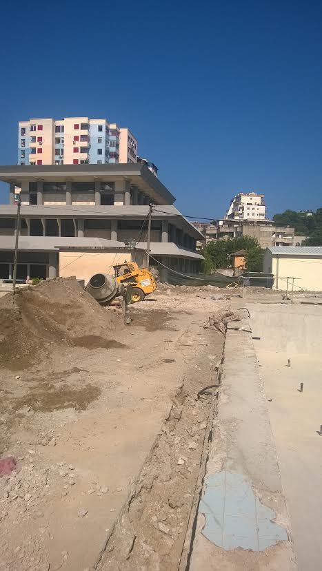 Ritme të larta të punimeve në pishinën e Durrësit