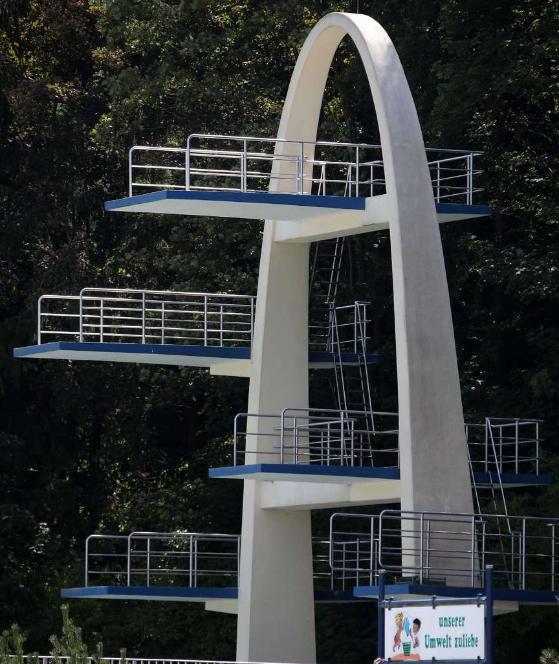 Vdekje e dhimbshme, dy të rinj hidhen nga trampolina në pishinën bosh