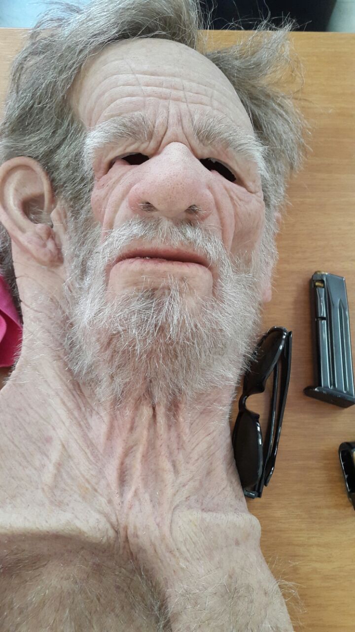 Me këtë fytyrë plaku hynë grabitësit në bankë (foto)