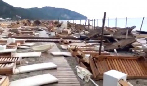 Durrësi mbytet nga vapa, në Dhërmi stuhi e mungesë dritash