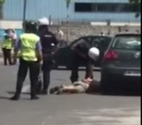 Policia lë të prangosurin shtrirë në tokë për minuta të tëra (Video)