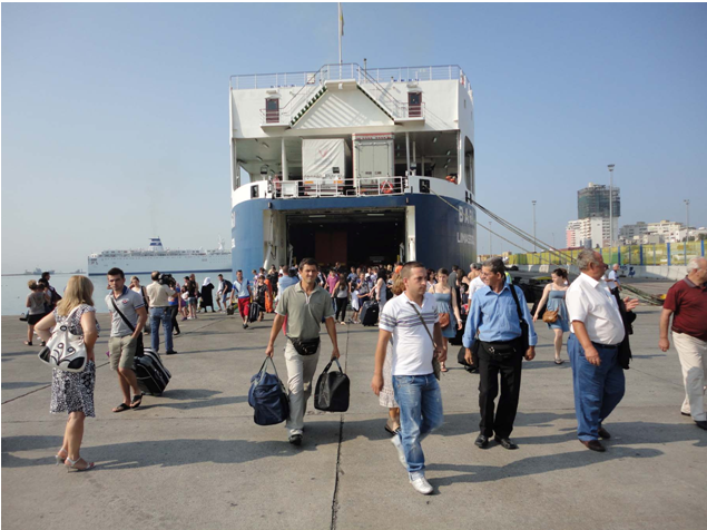 Fluks emigrantësh në portin e Durrësit, rritet numri i lundrimeve ditore