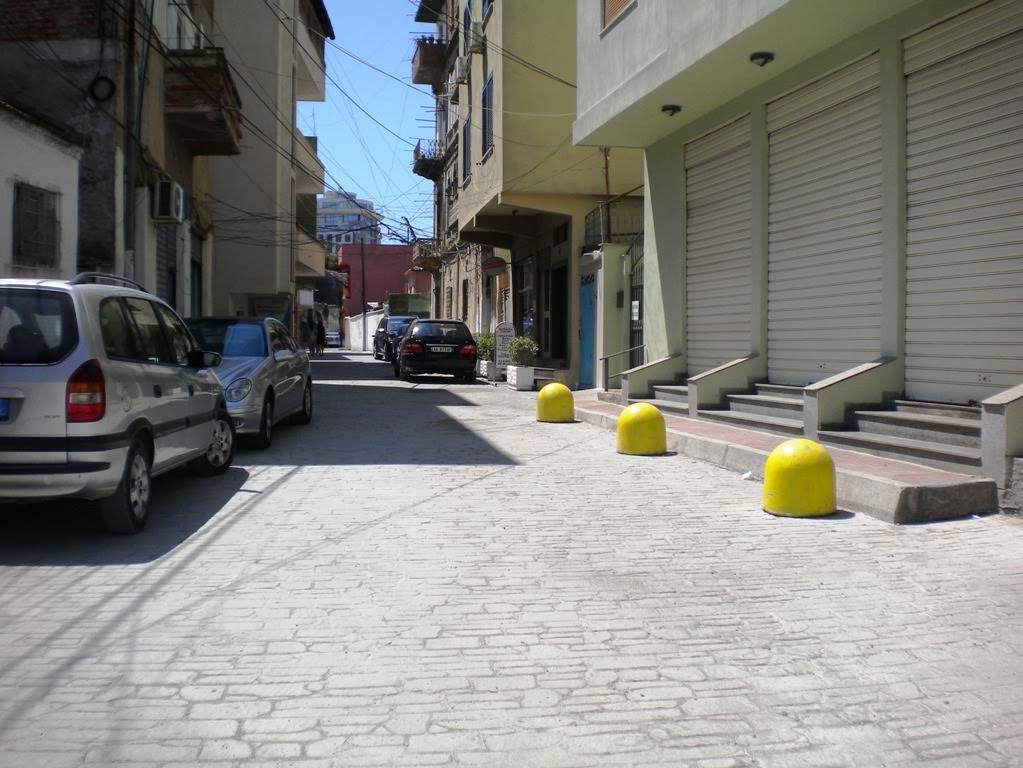 Kalldrëm artificial për tri rrugë në qendër të Durrësit