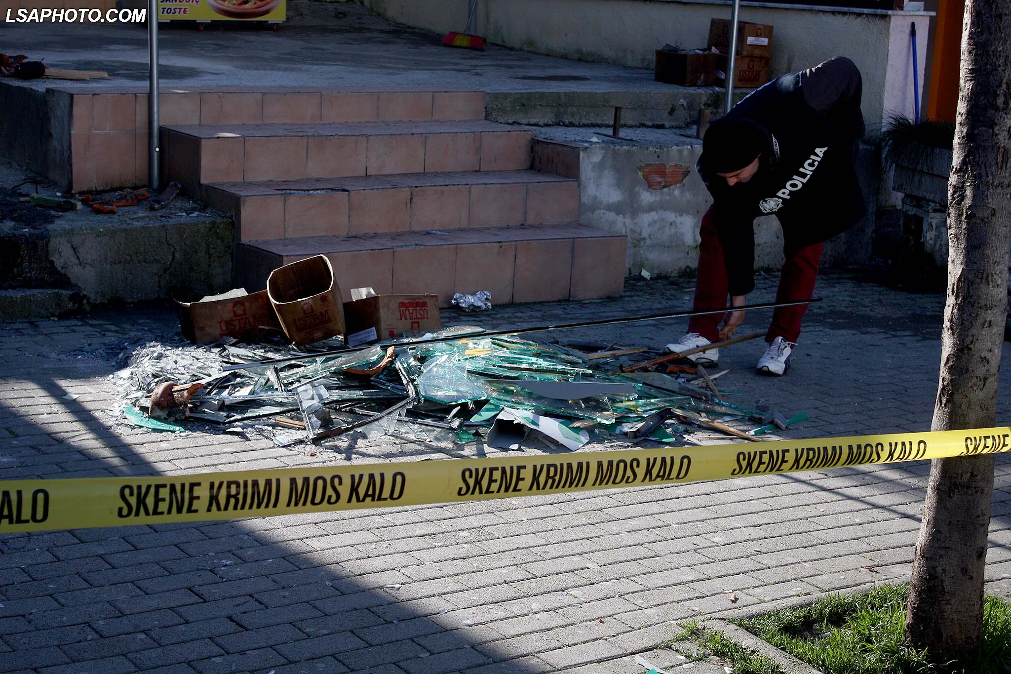 Do të fitosh azil? Hidh në erë makinën. Policia jep alarmin