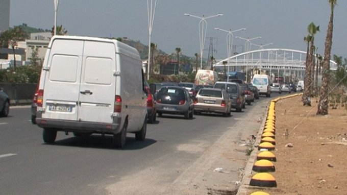 Trafiku i rënduar, policia: Shmangni rrugën Tiranë-Vorë-Durrës