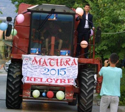 Sa më ndryshe, pas gomarit në mbrëmje mature me&#8230;traktor