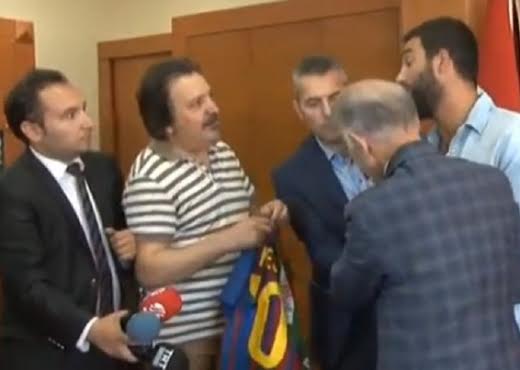 Turan befason, nuk nënshkruan fanellën e Messi-t (Video)