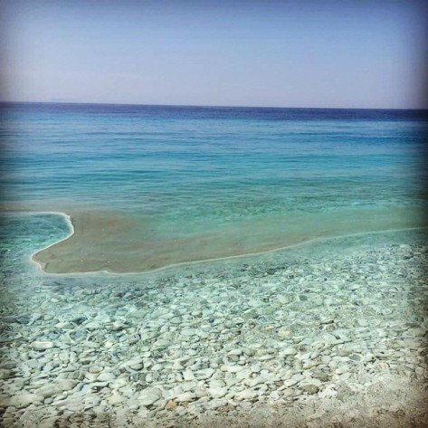 Anijet greke derdhin vajrat në det, pronarët  e lokaleve: E ndotin qëllimisht