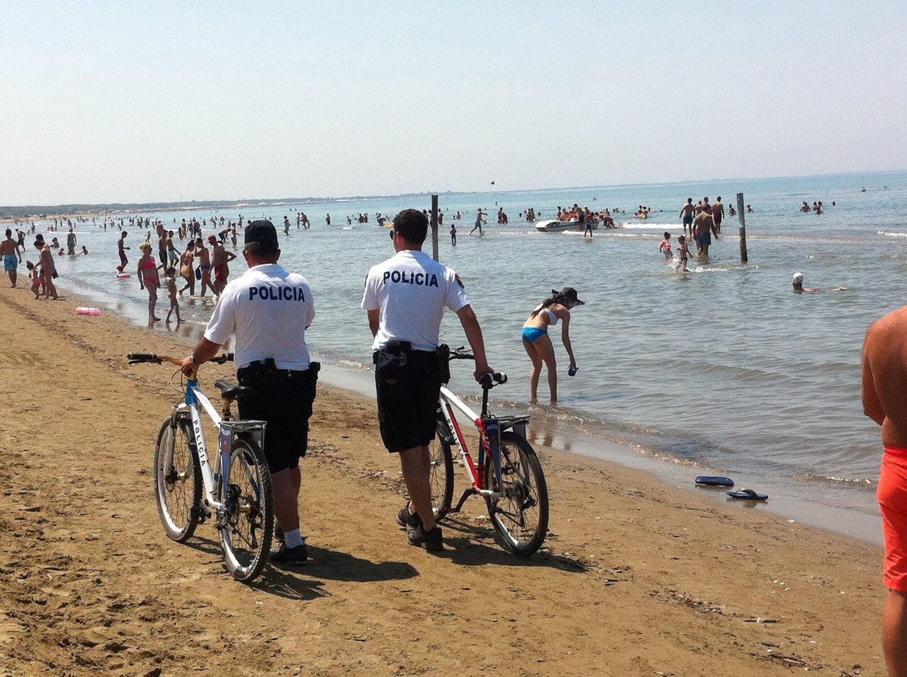 Gjendet turisti boshnjak duke ecur buzë detit