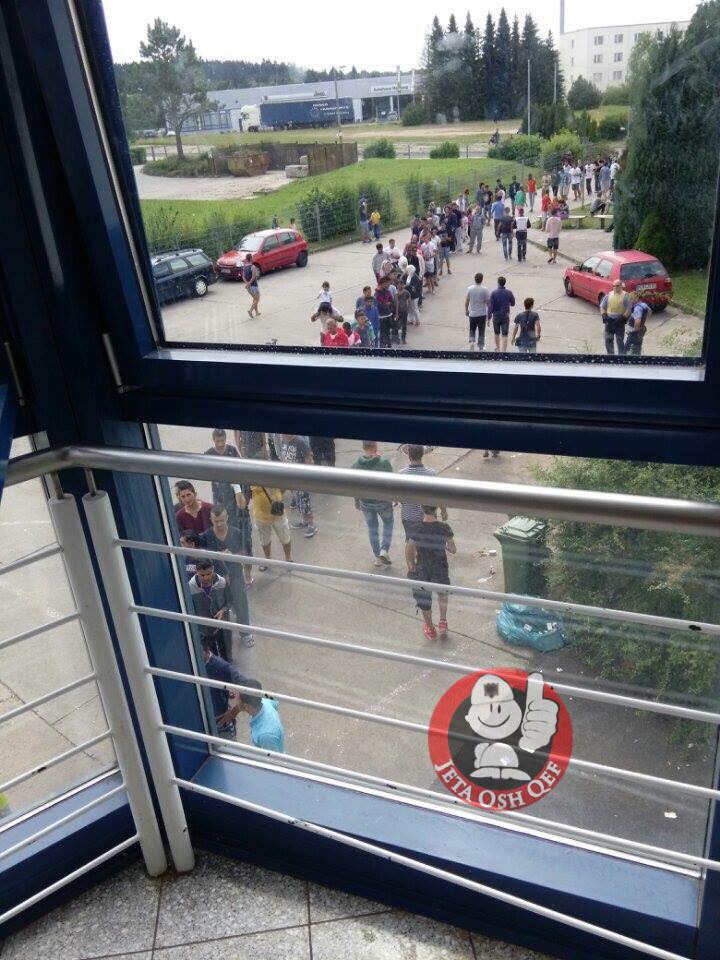 Fotolajm/ Shqiptarët në radhë për të ngrënë bukë