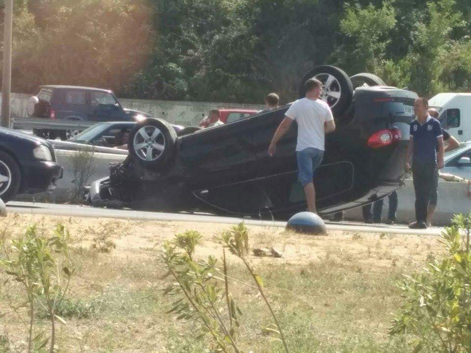 Me rrota përpjetë në mes të autostradës, shikoni çfarë ka ndodhur (Foto)