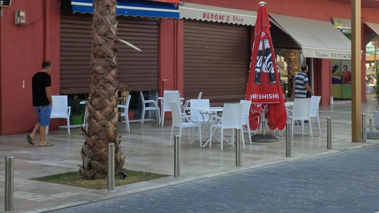 Automjetet dhe tavolinat e trotuareve vështirësojnë lëvizjen e kalimtarëve