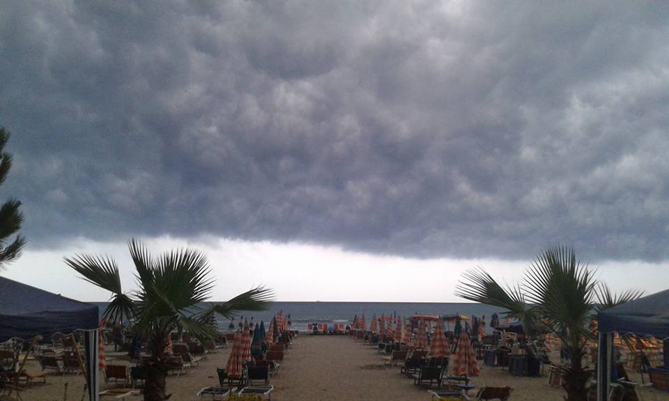 Shi e furtunë në plazh, kështu mbyllet 15 ditëshi i parë i gushtit (Foto)