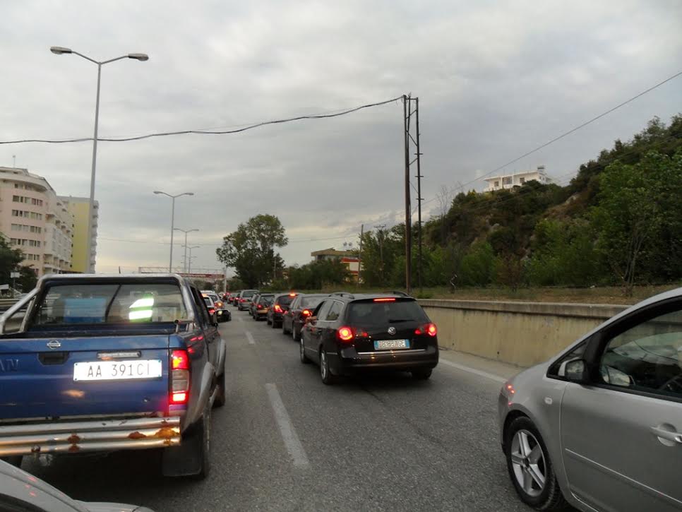 Rikthimi pas pushimeve, radhë të gjata autoveturash pranë Durrësit