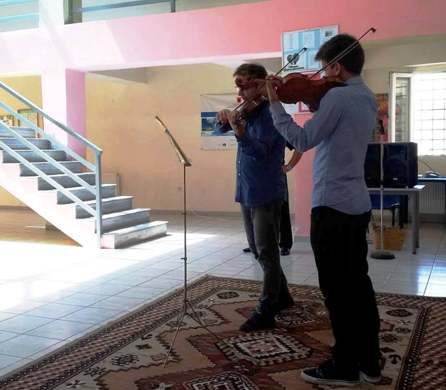 Bienalja 2015, duet violinash në Institutin e Minorenëve në Kavajë
