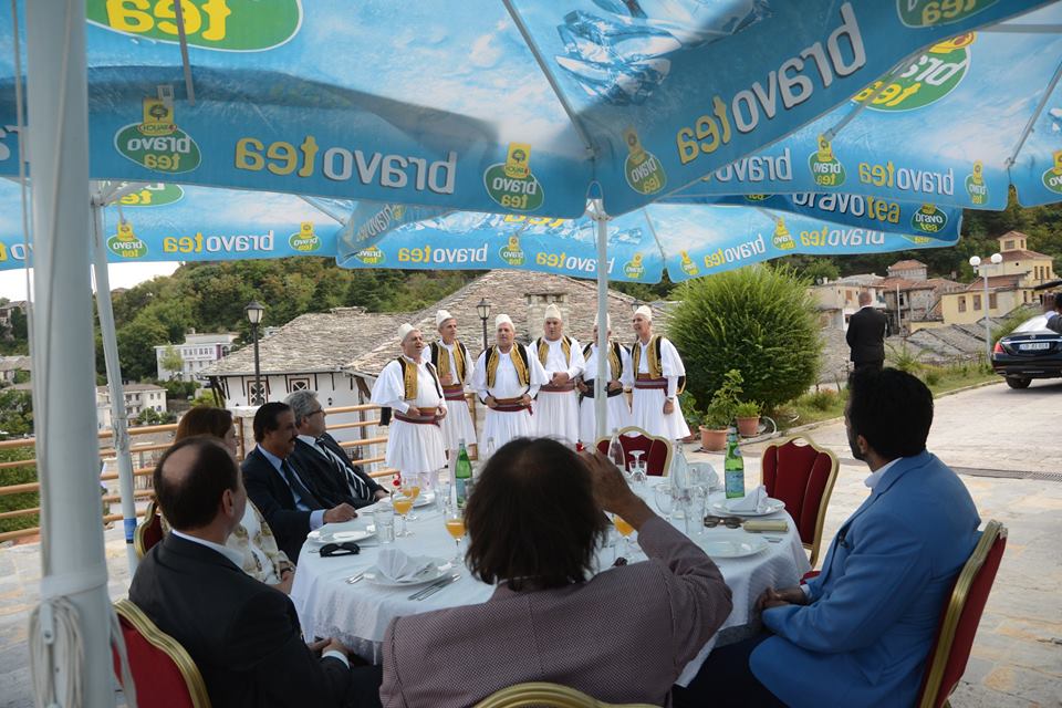 Në Gjirokastër këndohet për Nishanin dhe sheikun e Katarit