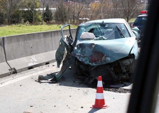 Makina i bie në kanal në autostradë, plagosen 4 udhëtarët