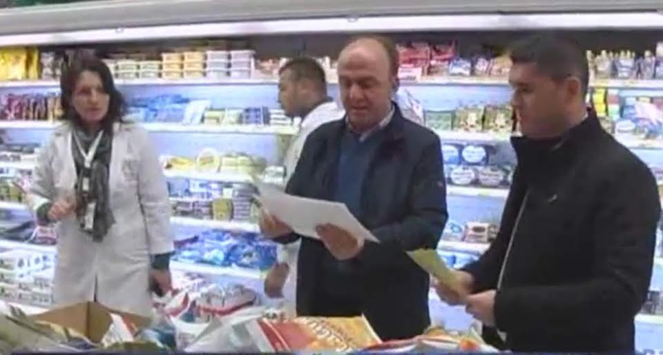 Durres/ Ushqimet në plazh, specialistët nisin kontrollet në dyqane e restorante