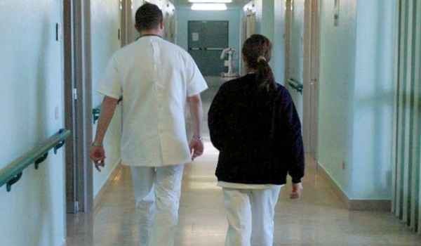 Infermieri i Elbasanit kërcënohej nga e mitura: Po nuk më more nuse të denoncoj