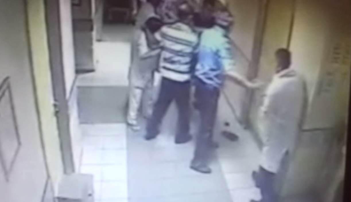 Video/ Ja momenti kur Jurgen Hoxha dhunoi në spital mjekun Anton Ndoj