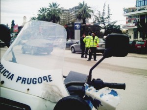 Policia arreston dy durrsakët, në motor pa patentë