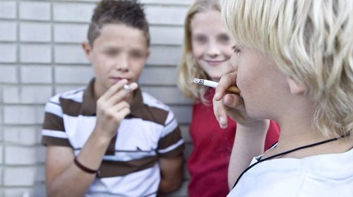 Alarmi / Nxënës, kështu nisin duhanin qysh 12 vjeç