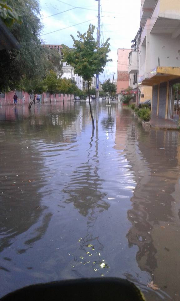 Durrësi zgjohet i përmbytur, rikthehet ankthi për banorët e disa lagjeve