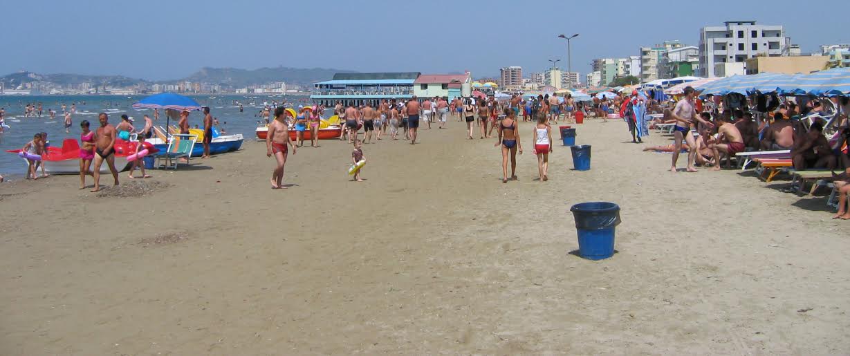 Durrës/ Aksion në plazhet publike të “xanuna” nga privatë