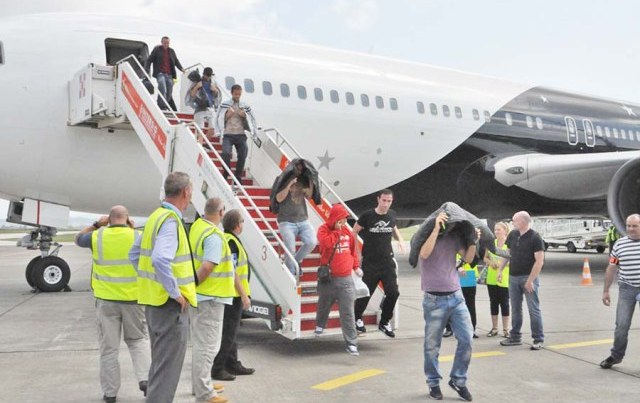 Mbërrijnë në Rinas 70 azilkërkues shqiptarë të dëbuar