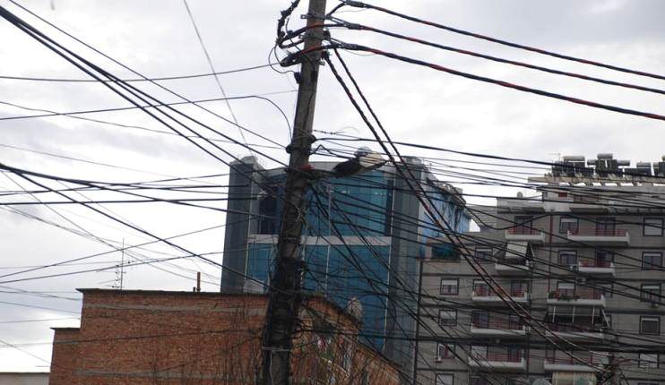 Telat në rrugë, vdes nga korrenti kalimtarja