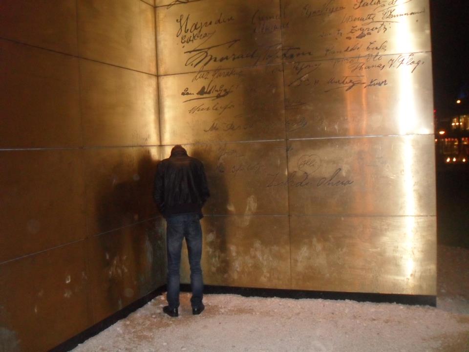 Kush urinon në Tiranë gjobitet. Ja sa para paguan kush pështyn apo hedh plehrat në rrugë