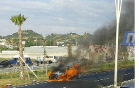Makina shpërthen në zjarr në superstradën Tiranë-Durrës (Video)