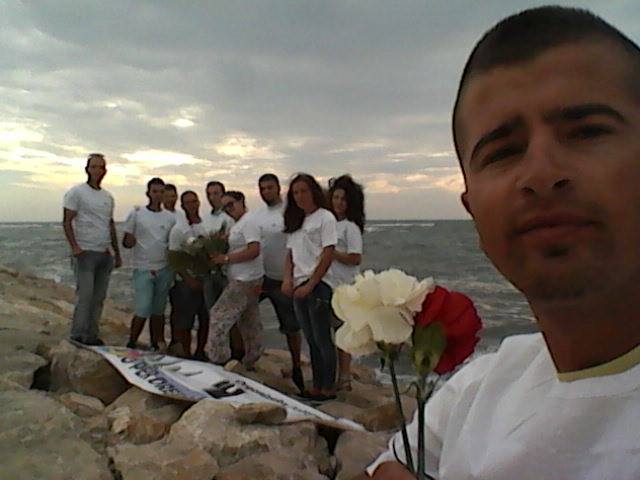 Tragjedia e Aylan-it dhe qindra sirianëve, në Durrës hidhen lule për ta