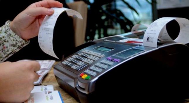 Aksioni, klienti duhet ta mbajë faturën në dorë 30 metra nga dyqani