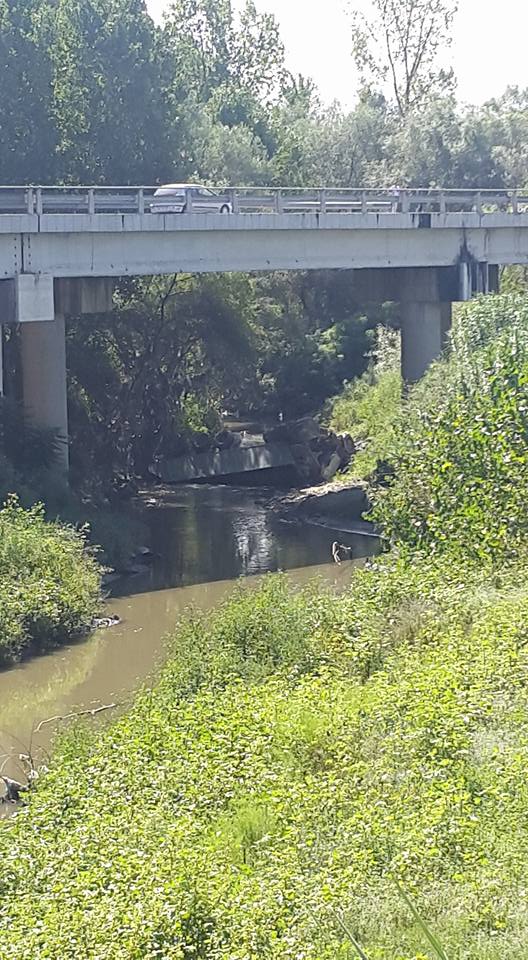 Aksidenti tek Ura e Gjoles, kamioni me shofer në lumë (foto)