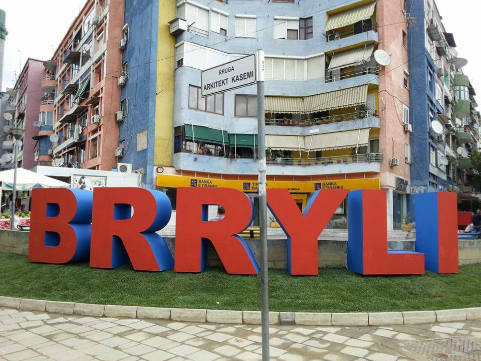Fotolajm/ Njihuni me “Brrylin” e ri në Tiranë