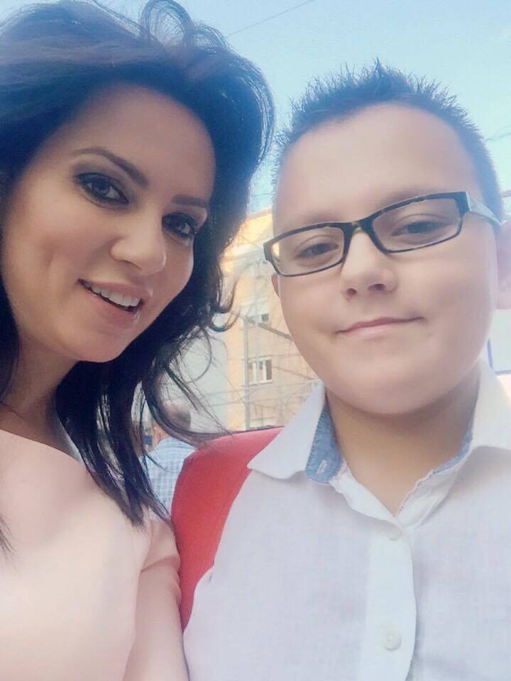 Grida çon djalin në shkollë dhe i kushton një sms në Facebook