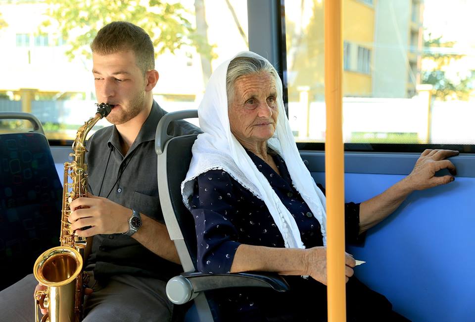 Kush udhëtoi sot me autobus, pati këtë surprizë nga Veliaj (Foto)