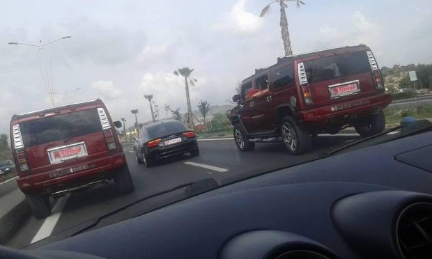 Çifti i ri filmohet, Hummer-at bllokojnë autostradën