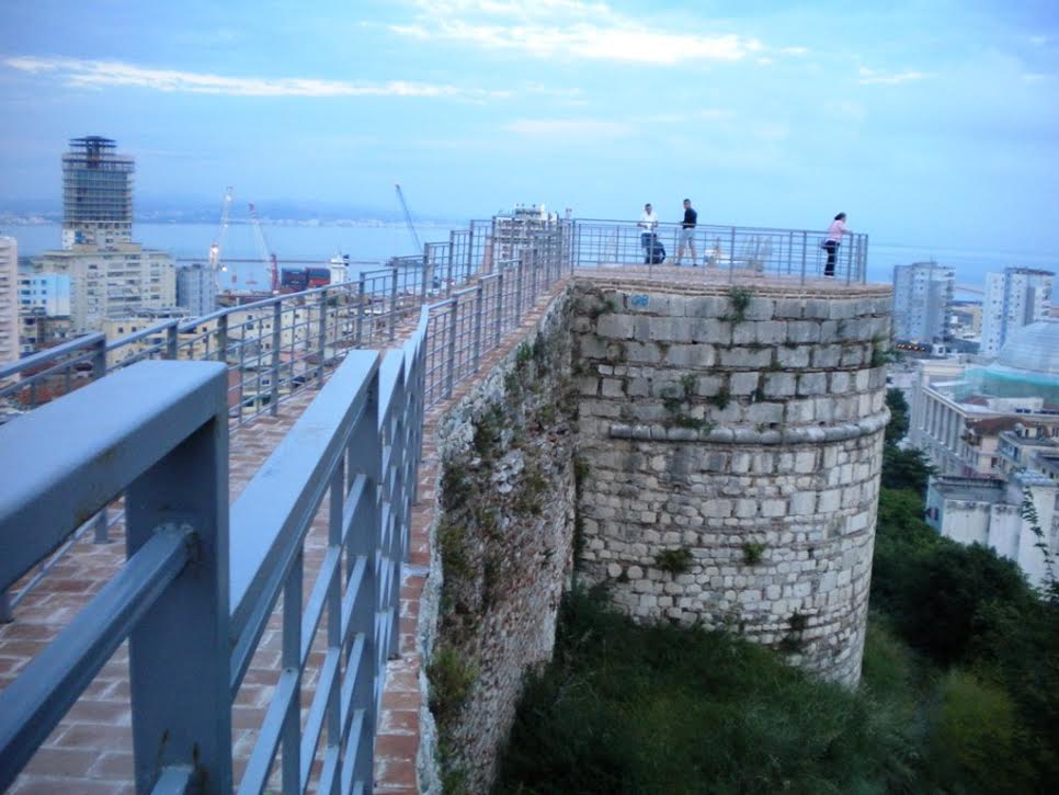 Kulla rrethore në kodër, nga magazinë armatimi në belvedere  (foto)