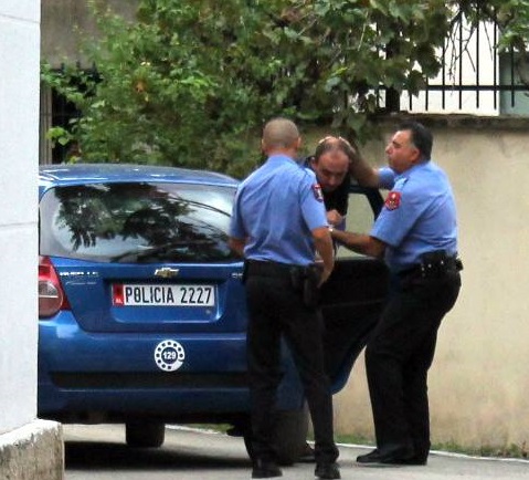 Krijoi këngën “E Drama” kundër kryeministrit, e shoqëron policia (Video)