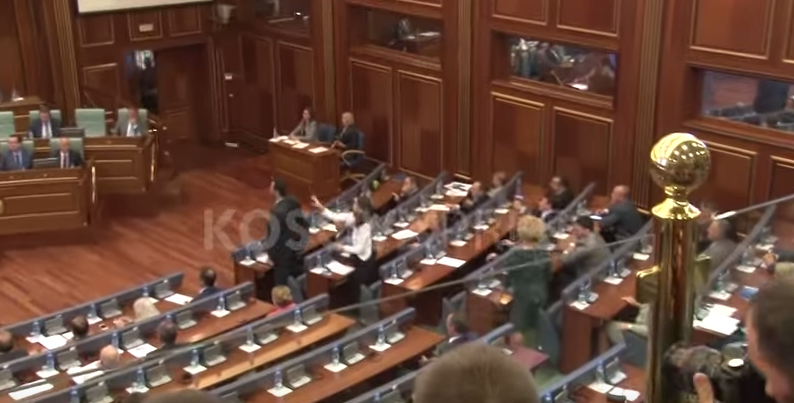 Turp, deputetet femra i fshehën vezët në gjoks (Video)