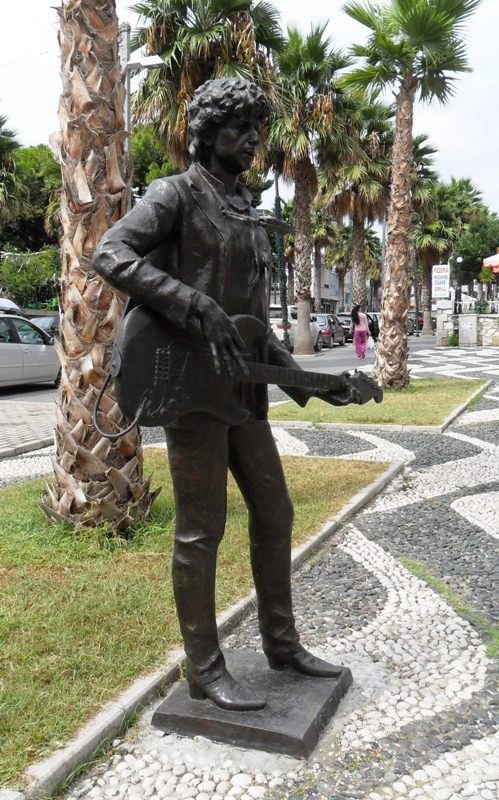 Mbërrin Bob Dilan në bronx, vendoset pranë monumenteve të Lenonit, Tërnerit dhe Xhegerit