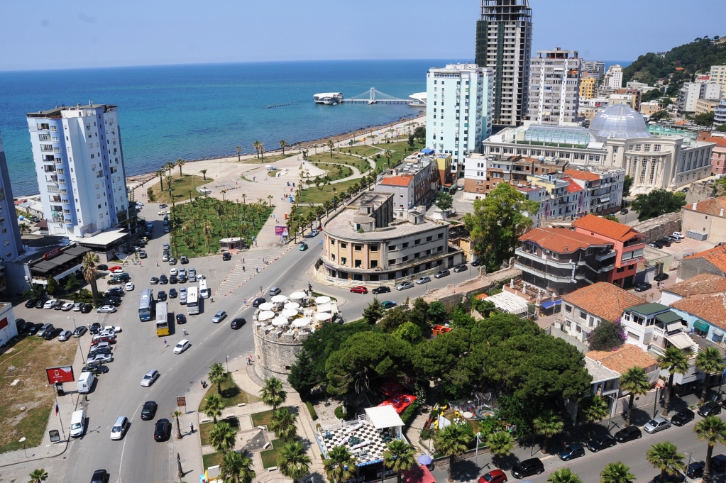 Dita e parë e vjeshtës, Durrësi sfidon parashikimet e motit