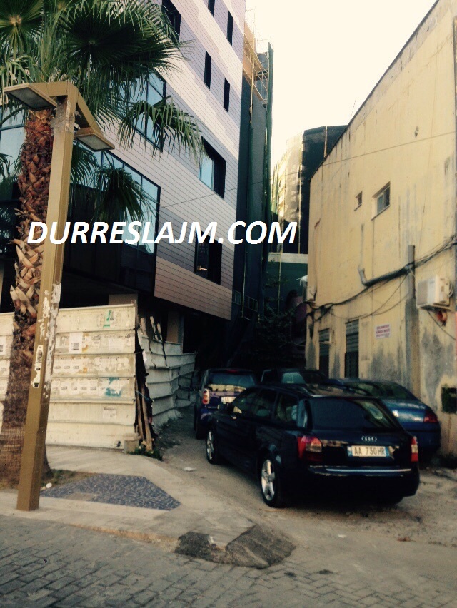 22-vjeçari bie nga skelat në qendër të Durrësit