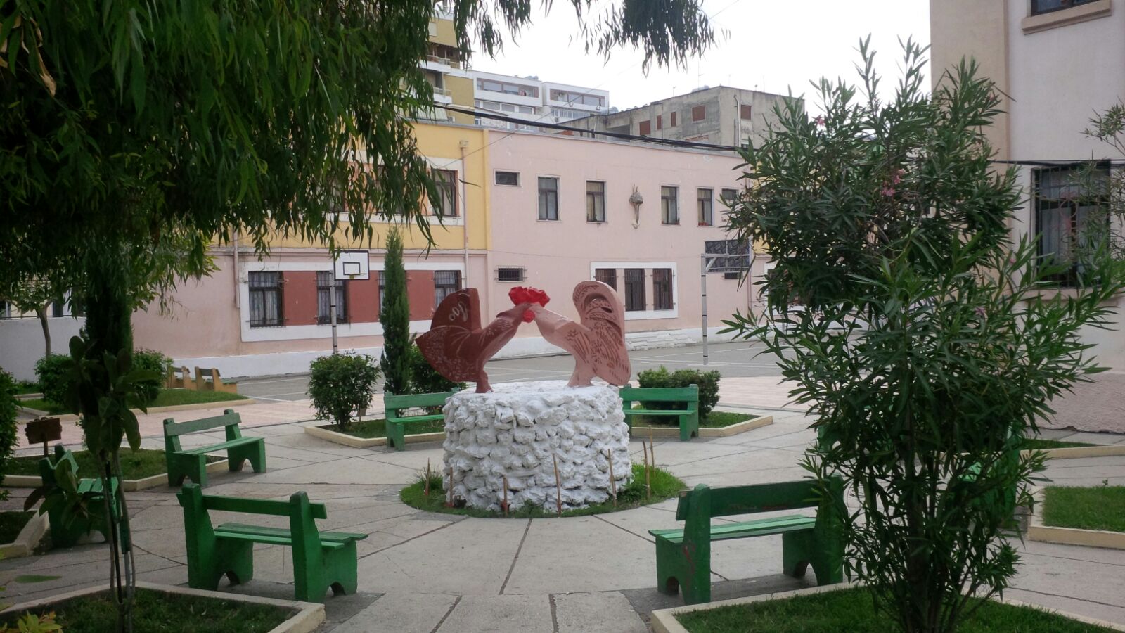 “Gjelat mbi pus”, 28 vjet në oborrin e shkollës “Vasil Ziu”